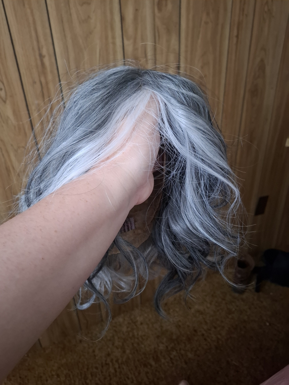 Natural Salt-and-Pepper Short Wavy Women's Wig - Gray & White